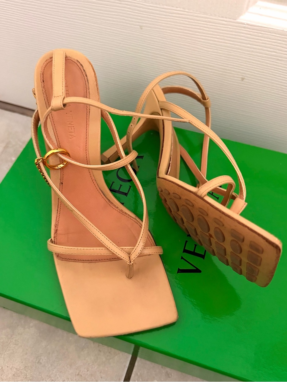 Bottega Veneta Nude Beige Chain Trimmed Lounge Leather Sandals - Picture 3 of 4